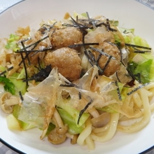 肉団子とキャベツの焼きうどん